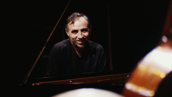 Jacques Loussier sur scène à Londres, en 1985 ©Getty - Photo by David Redfern/Redferns