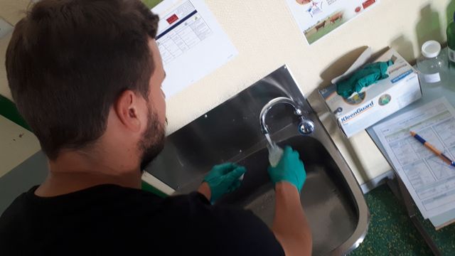 Prélèvement de l'eau du robinet de la cantine.