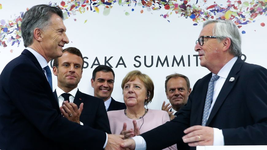 Poignée de main entre le président de la République argentine, Mauricio Macri, et Jean-Claude Juncker, le président de la Commission européenne, le 28 juin 2019, à Osaka lors du dernier G20.