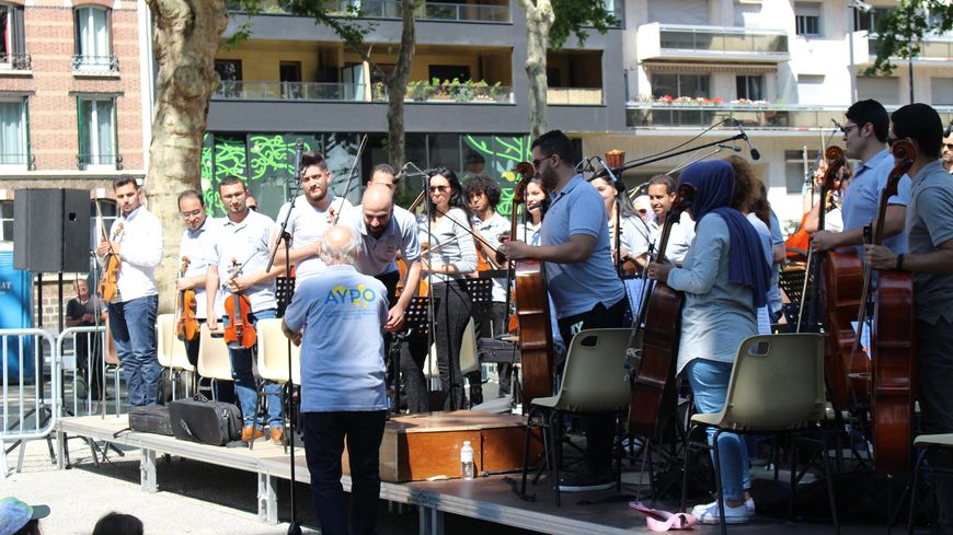 Fawzy El-Shamy sert la main du chef d'orchestre Mathieu Braud à la fin du concert.