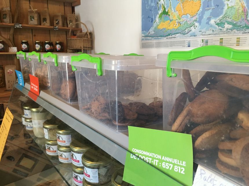 Plusieurs variétés de biscuits faits " maison"' dans l'épicerie