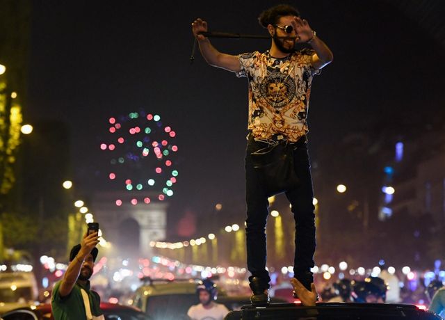 Des feux d'artifice ont même été tirés par les supporters sur les Champs-Élysées