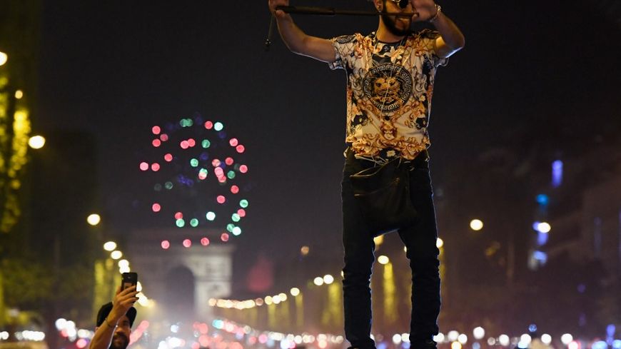 Des feux d'artifice ont même été tirés par les supporters sur les Champs-Élysées
