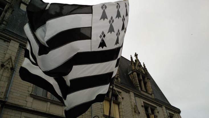 Le drapeau breton s'appelle le Gwenn ha du (blanc et noir)