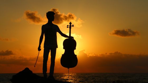 Le Violoncelliste contemplant une mer de nuages ©Getty - Aykut Aydin / EyeEm