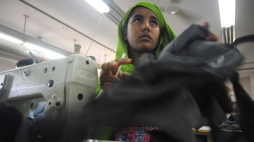 Une Bangladaise travaille dans une usine de confection à Ashulia le 23 juin 2010