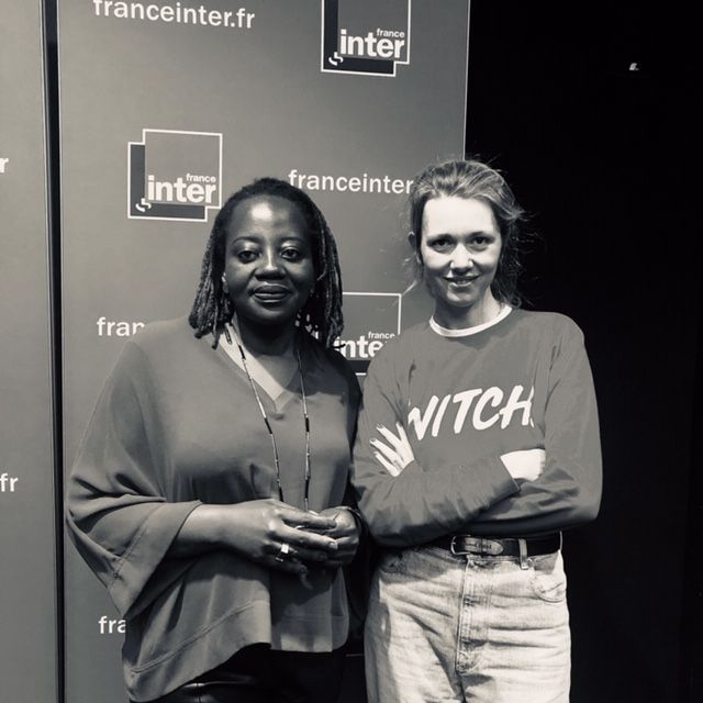 Maboula Soumahoro, maîtresse de conférence et chercheuse et Lauren Bastide, journaliste dans le studio de France Inter.