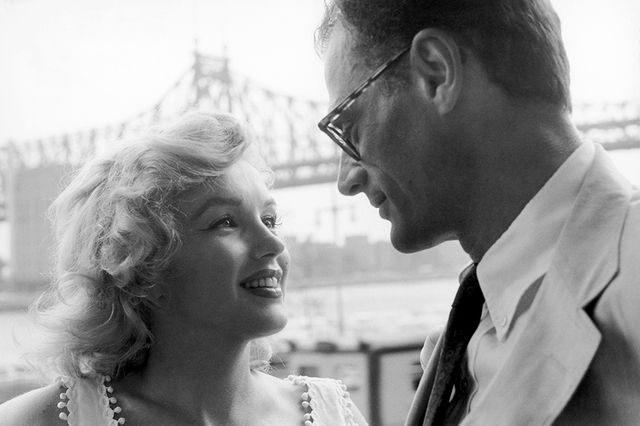 Marilyn Monroe et Arthur Miller devant le Queensboro Bridge, à New York, 1957