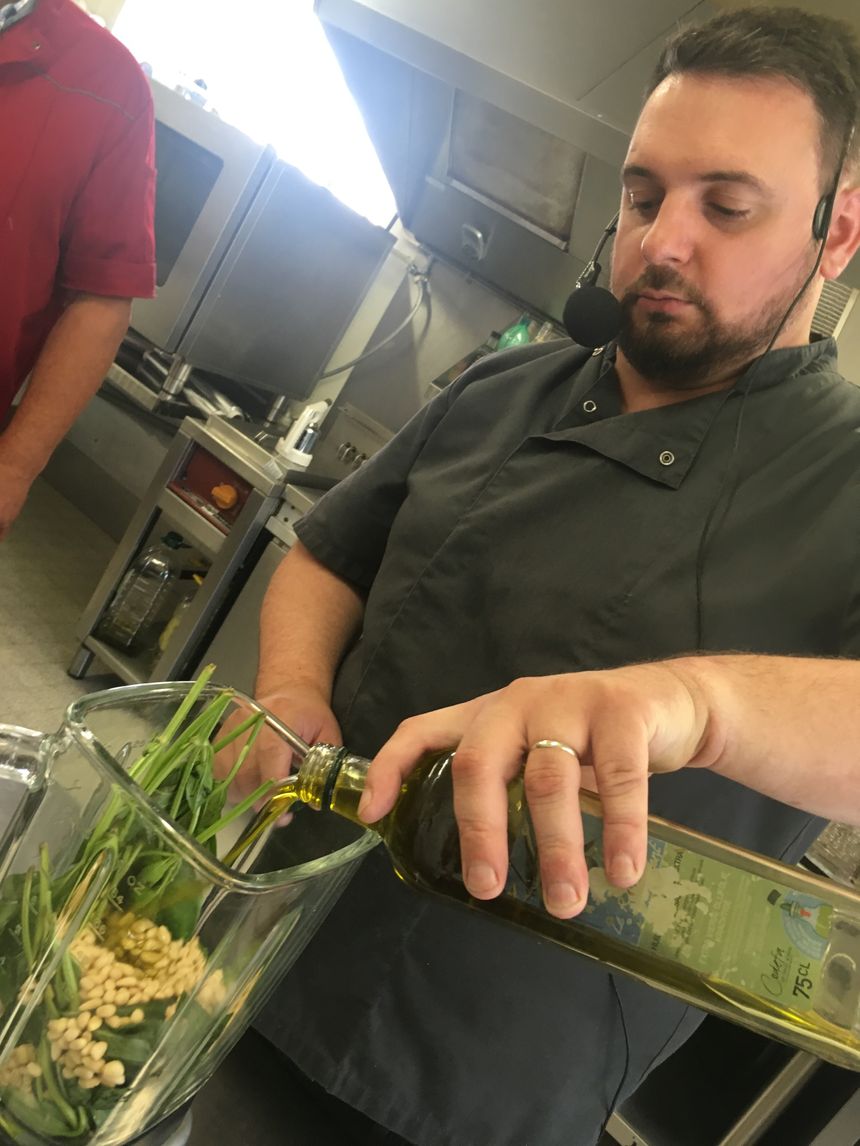 Le chef aux fourneaux pour un carpaccio de viande parthenaise revisté entre terre et mer