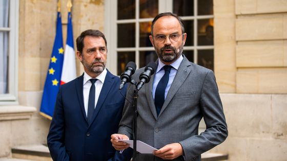 Le Premier ministre Edouard Philippe a fait une déclaration dans la cour de Matignon, aux côtés du ministre de l'Intérieur Christophe Castaner, pour assurer de la "volonté" de transparence totale des autorités ©AFP - Xose Bouzas / Hans Lucas