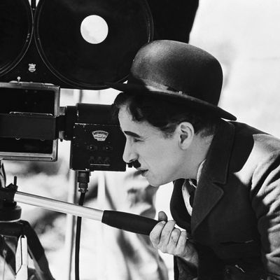 Charlie Chaplin, en costume de Charlot sur un tournage, 1935.