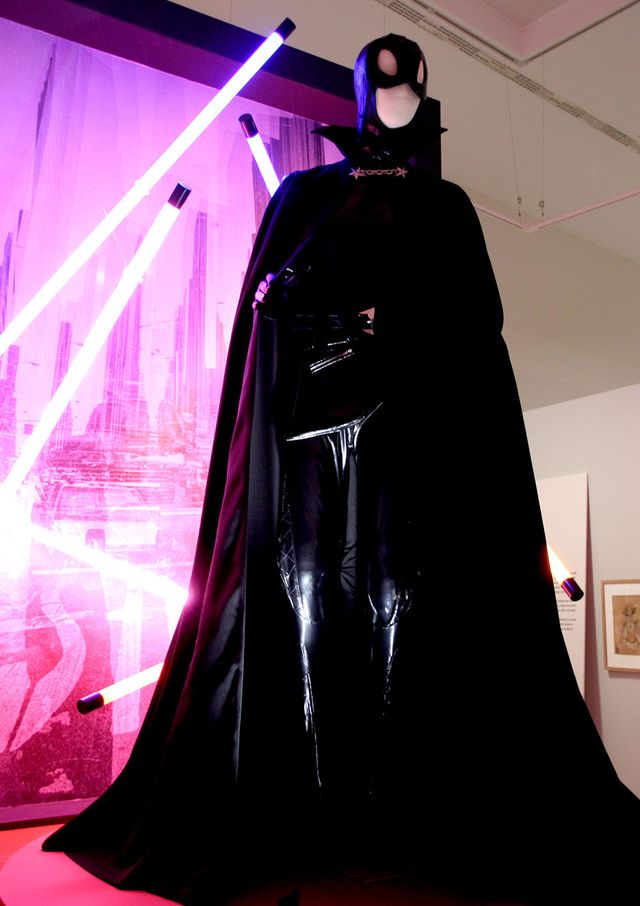 Dans l'exposition "Mode et BD" à la CBDI d'Angoulême, une tenue inspirée de Catwoman par Thierry Mugler