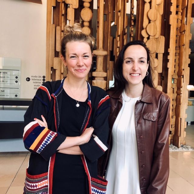 Julia Cagé, économiste et et Lauren Bastide, journaliste dans le Hall de la Maison de la Radio.