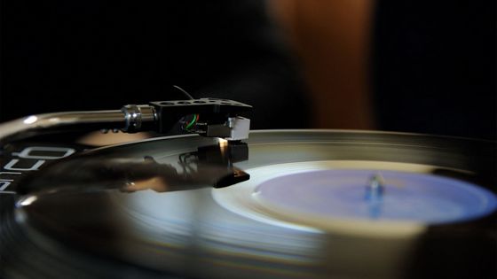 Platine vinyle. Détail sur un disque vinyle et sur un bras de lecture. Discothèque de Radio France (Calberson) ©Radio France - Christophe Abramowitz