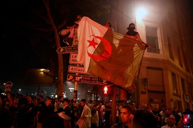Des fêtards sont montés sur les feux de signalisation, à Lyon