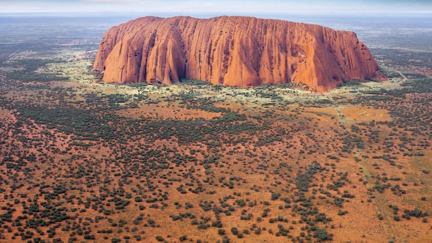 Vue aérienne d'Uluru, monolithe qui domine le désert australien dans le Territoire du Nord