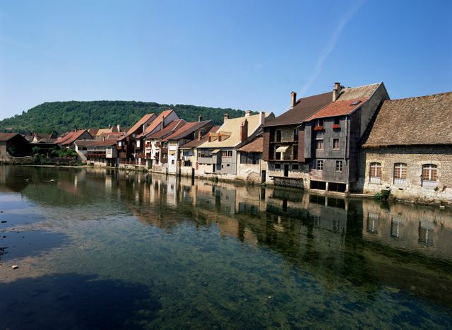 Ornans, et ses maisons sur la Loue