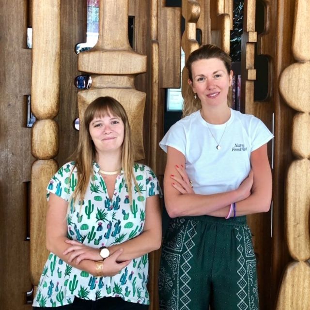 Aude Bernheim, biologiste, scientifique et et Lauren Bastide, journaliste dans le Hall de la Maison de la Radio.
