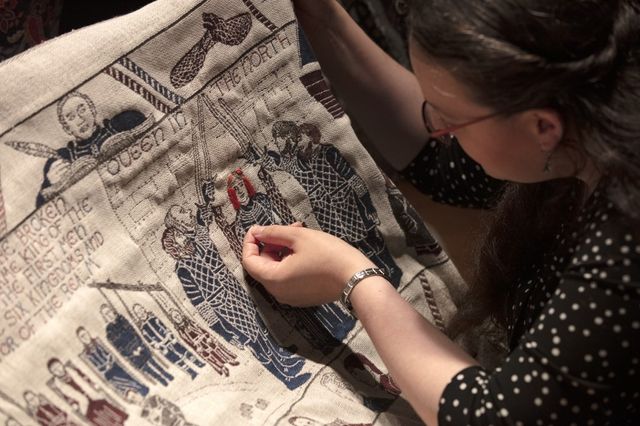 Il a fallu deux ans et 30 volontaires pour broder les finitions de la tapisserie