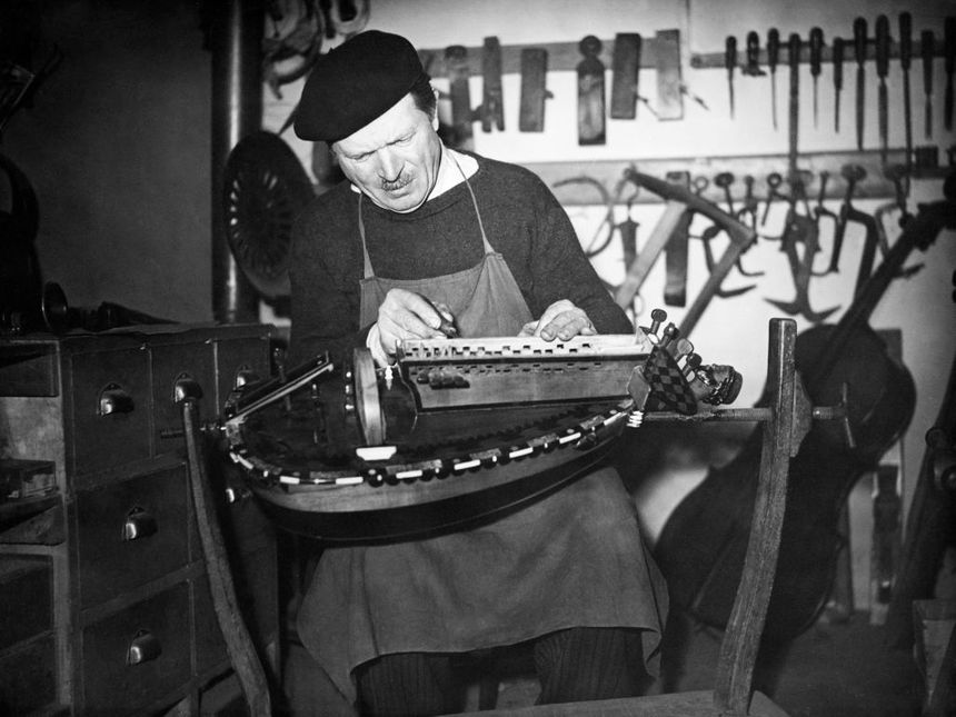 Luthier travaillant dans son atelier