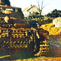 Opération Barbarossa : Plusieurs chars allemands sont entrés dans un village. Ils sont sur le chemin du front et font partie de plus de 4,5 millions de soldats des puissances de l'Axe lors de l'invasion de l'URSS. Union soviétique.