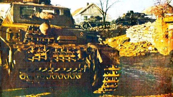Opération Barbarossa : Plusieurs chars allemands sont entrés dans un village. Ils sont sur le chemin du front et font partie de plus de 4,5 millions de soldats des puissances de l'Axe lors de l'invasion de l'URSS. Union soviétique. ©Getty - Galerie Bilderwelt/Getty Images