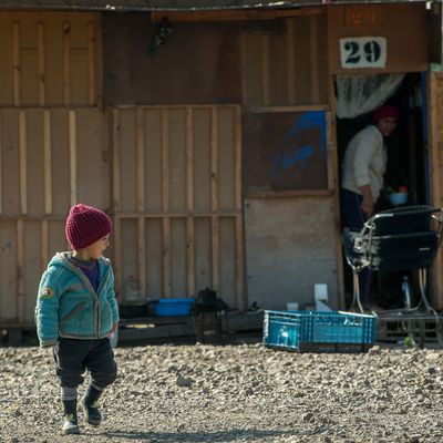 Un enfant devant une cabine en bois, au camp de migrants et de réfugiés de Grande-Synthe, dans le Nord de la France, le 4 octobre, 2016.
