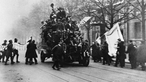 Des Parisiens se précipitent sur une voiture pour répandre la nouvelle de la défaite des armées allemandes et de l'armistice le 11 novembre 1918 à Paris.