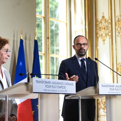 Le Premier ministre Édouard Philippe et la ministre du Travail Muriel Pénicaud tiennent une conférence de presse à l’hôtel Matignon pour annoncer la réforme de l’assurance chômage, le 18 juin 2019 à Paris.