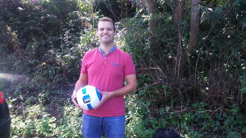 Cédric Savary avec le ballon France bleu