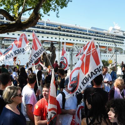 Des membres du collectif No Grandi Navi (« Pas de navires de croisière ») lors d’une manifestation à côté du MSC Opera le 2 juin 2019 à Venise, suite à sa collision avec un autre navire touristique.