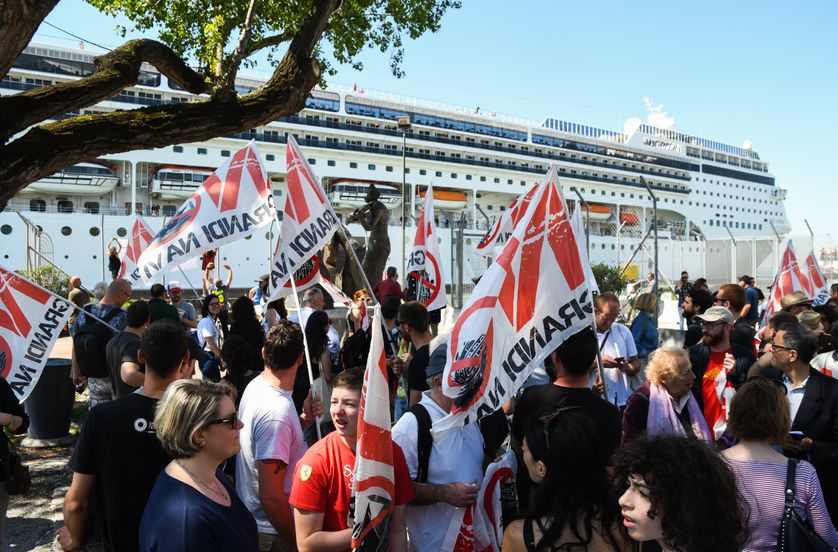 Des membres du collectif No Grandi Navi (« Pas de navires de croisière ») lors d’une manifestation à côté du MSC Opera le 2 juin 2019 à Venise, suite à sa collision avec un autre navire touristique.