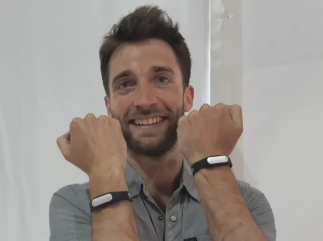 Charlie Galle et ses bracelets vibrants aux poignets