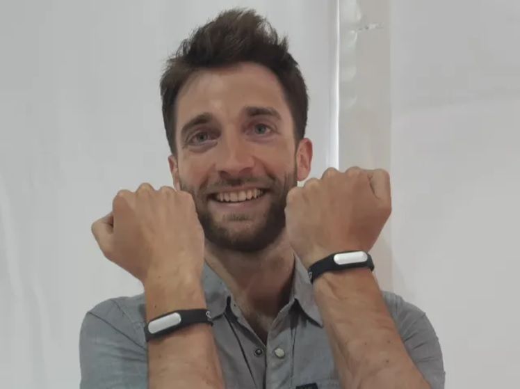 Charlie Galle et ses bracelets vibrants aux poignets