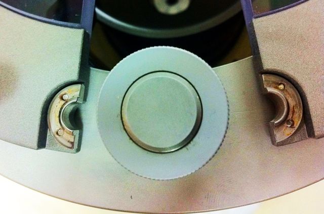 Une pièce détachée Haemonetics vendue pour neuve et comportant des traces de rouille et de sang.