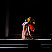 Daniel Cande, Saint François d’Assise, photographie de scène, mise en scène de Sandro Sequi, décors et costumes de Giuseppe Crisolini-Malatesta, palais Garnier, Paris, avec Christiane Eda-Pierre (L’Ange), 1983