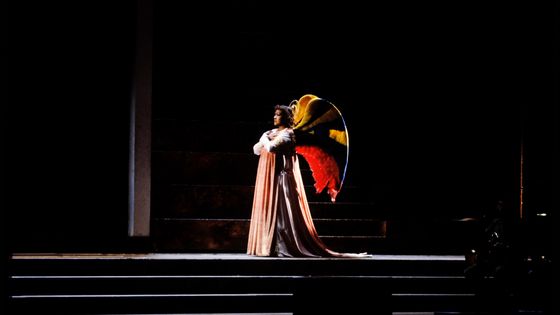 Daniel Cande, Saint François d’Assise, photographie de scène, mise en scène de Sandro Sequi, décors et costumes de Giuseppe Crisolini-Malatesta, palais Garnier, Paris, avec Christiane Eda-Pierre (L’Ange), 1983 - Bibliothèque nationale de France, Paris / photo Daniel Cande