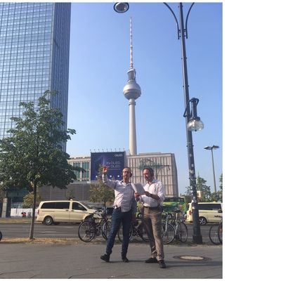 Nicolas Offenstadt et Xavier Mauduit devant la Fernsehturm, à Berlin, le 30 août 2019