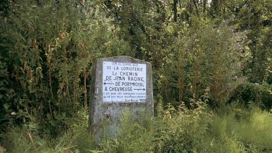 Dans les Yvelines, une borne sur le chemin Jean Racine, entre Port-Royal-des-Champs et Chevreuse, le centre du Jansénisme. ©Getty - Catherine BIBOLLET/Gamma-Rapho via Getty Images