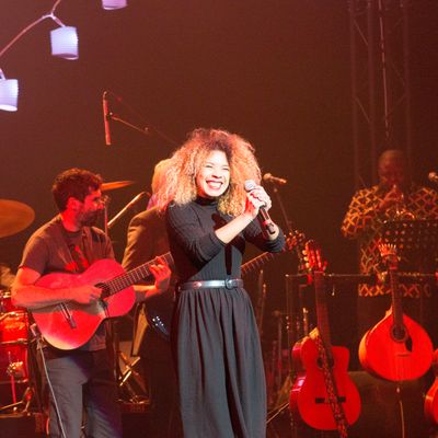 Flavia Coelho, chanteuse, sur scène, à la salle Pleyel le 10 décembre 2017 à Paris pour la célébration des "60 ans de Pierre Perret".