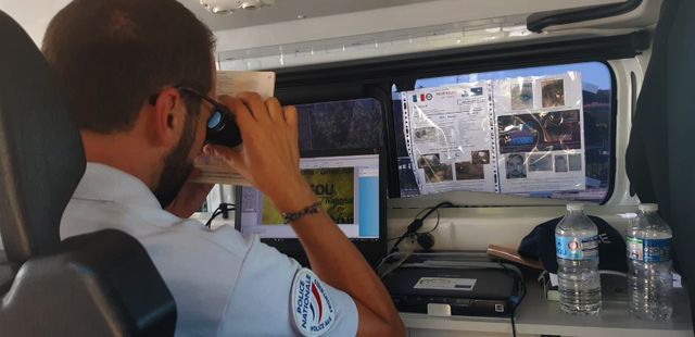 Un analyste de la PAF spécialisé dans les faux documents s'est installé dans un camion laboratoire au plus près des contrôles (ici au pont de Behobie)