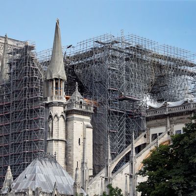Trois mois après l'incendie qui a détruit le toit de la célèbre cathédrale.