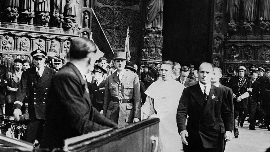 De Gaulle avec le père dominicain Raymond-Léopold Bruckberger à la sortie de Notre-Dame
