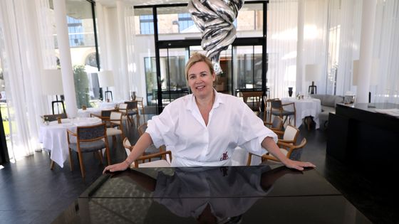 Dans la bibliothèque de la cheffe Hélène Darroze ©Maxppp - PHOTOPQR/LA PROVENCE