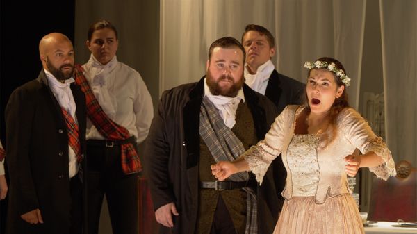 Le Palais, Belle-ïle. La soprano Nicola Said et le ténor Aaron Short dans les rôles principaux de Lucia di Lammermoor de Donizetti, sur la scène de la salle Artletty, salle polyvalente de 300 places