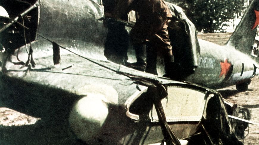 Opération Barbarossa, deux soldats inspectent un avion russe endommagé en 1941. Au cours des deux premiers jours de l'invasion, l'Allemagne a détruit 2 500 avions soviétiques, dont beaucoup au sol.