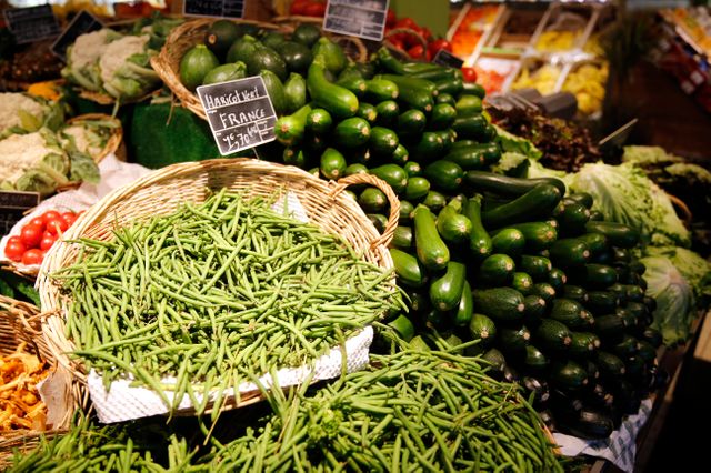 Même pour le rayon fruits et légumes les commerçants essaient de donner à leurs étales des allures de marché.