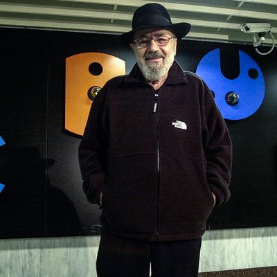 Le sculpteur grec Takis, pose devant ses œuvres d’art installées dans le métro d’Athènes. L’Artiste de renommée mondiale est décédé le 9 août 2019 à l’âge de 93 ans.