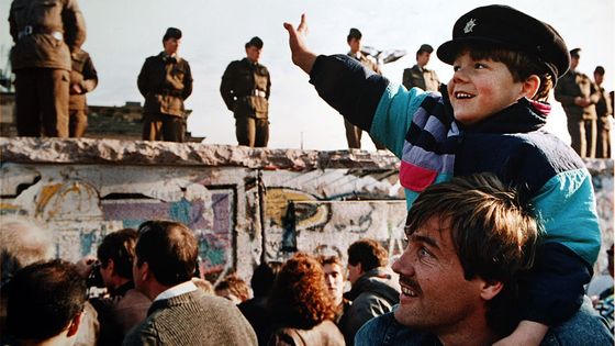 Photo prise le 10 novembre 1989 devant le mur de Berlin au niveau de la porte de Brandebourg (Brandenburg). ©Getty - © Boston Globe
