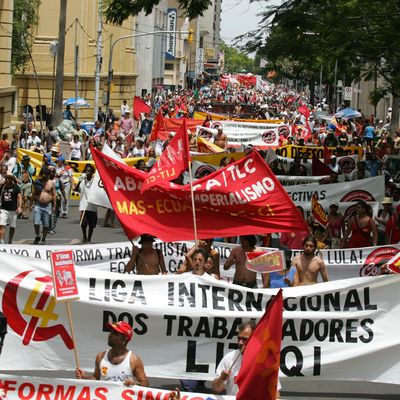 Des militants altermondialistes manifestent lors de la journée de clôture du Ve Forum social mondial à Porto Alegre, au sud du Brésil, le 31 janvier 2005.
